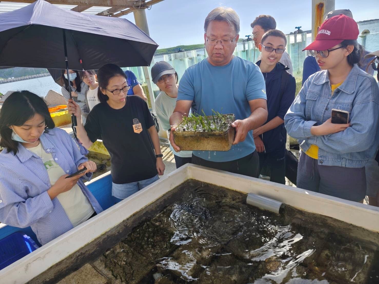 水試所冼宜樂老師進行海草復育相關經驗與說明 (東華大學社會責任行動中心提供)