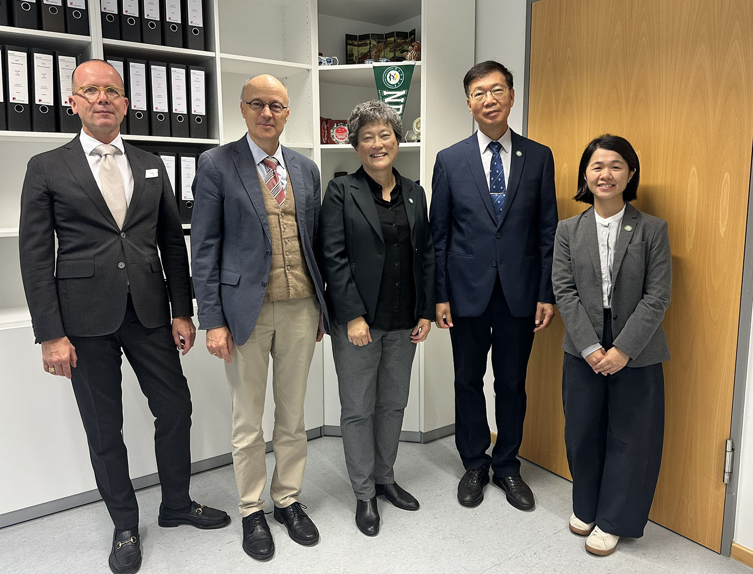 XXXXXXXX和漢堡大學法學院院長Prof. Dr. Tilman Repgen、副院長Prof. Dr. Markus Kotzur合影XXXXXXXX