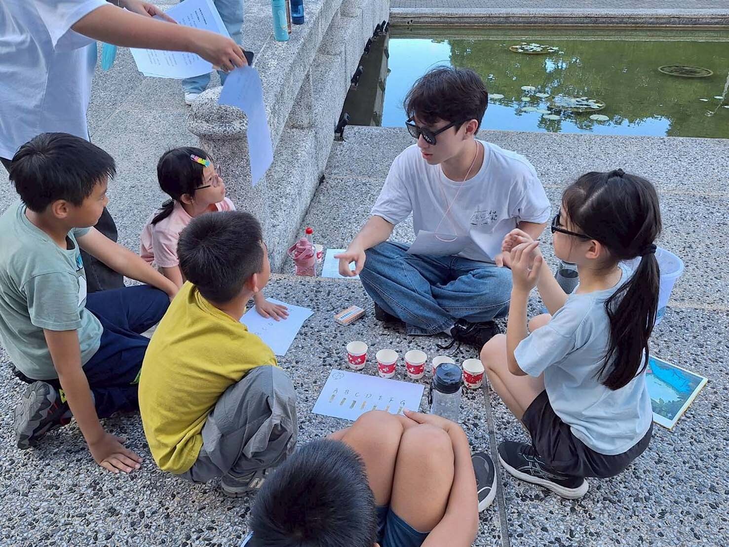 學員認真參與活動進行,仔細聆聽說明