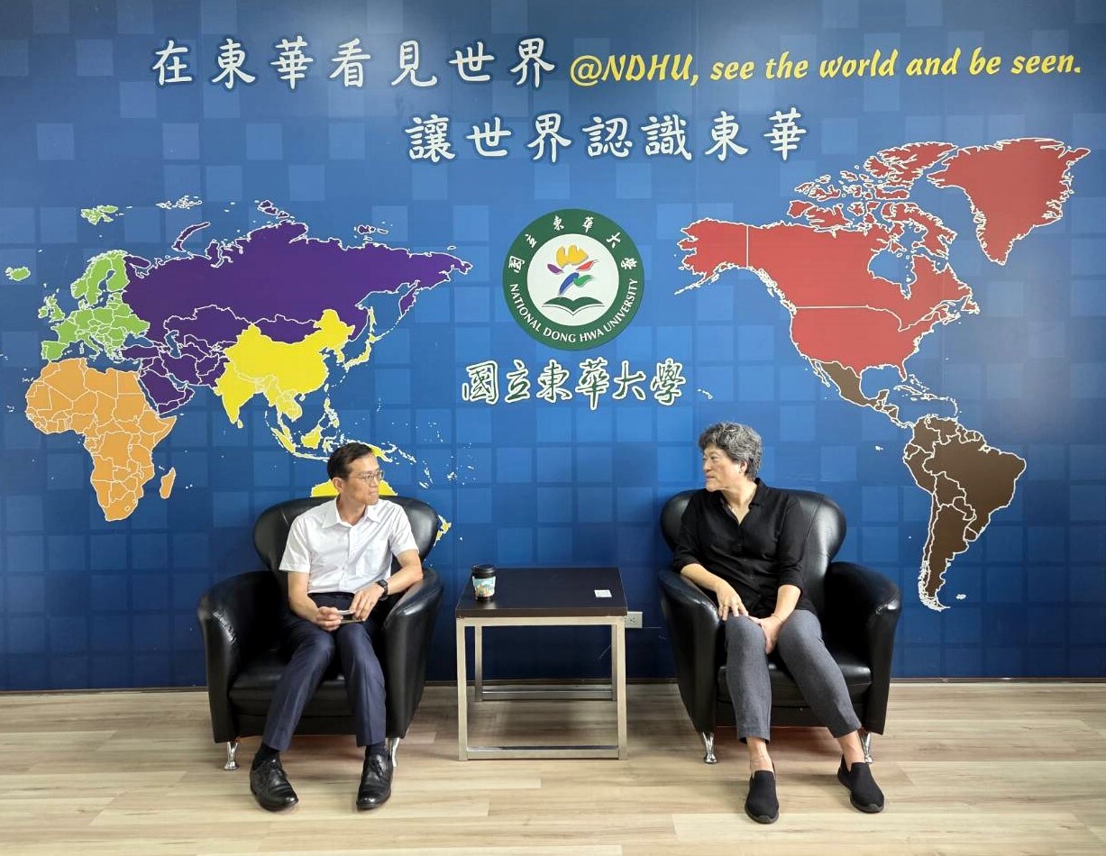 東華大學國際處處長蘇銘千與外交部東部辦事處處長陳俊郎進行交流討論