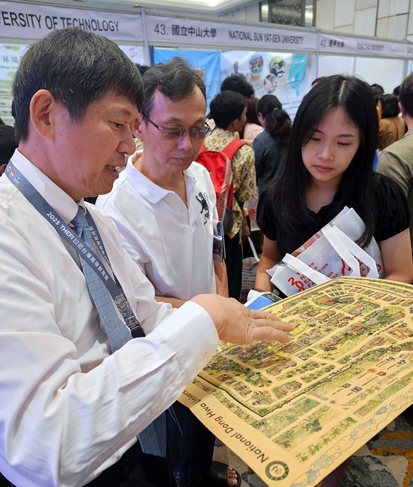 管理學院許芳銘院長向學生詳盡介紹東華大學環境