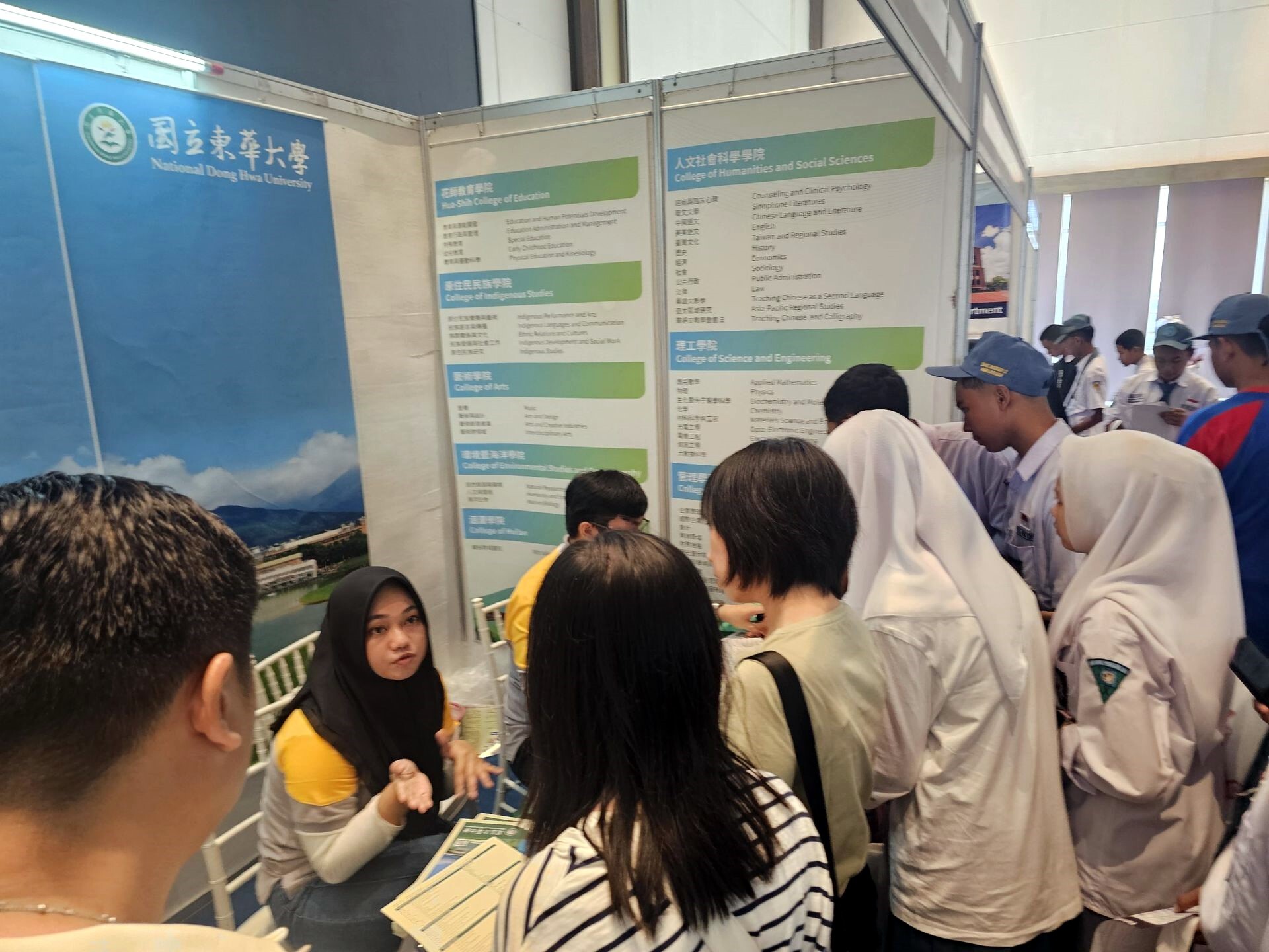 東華大學展位人氣熱絡 吸引眾多學生諮詢