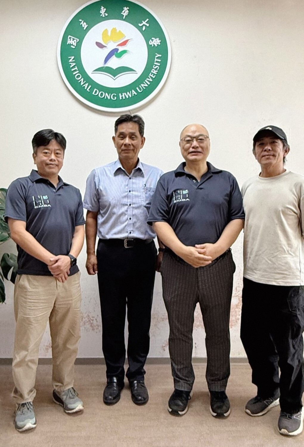 東華大學EMBA校友會會長拜會徐輝明,就「鐵馬論劍單車環島」補給站活動交換意見