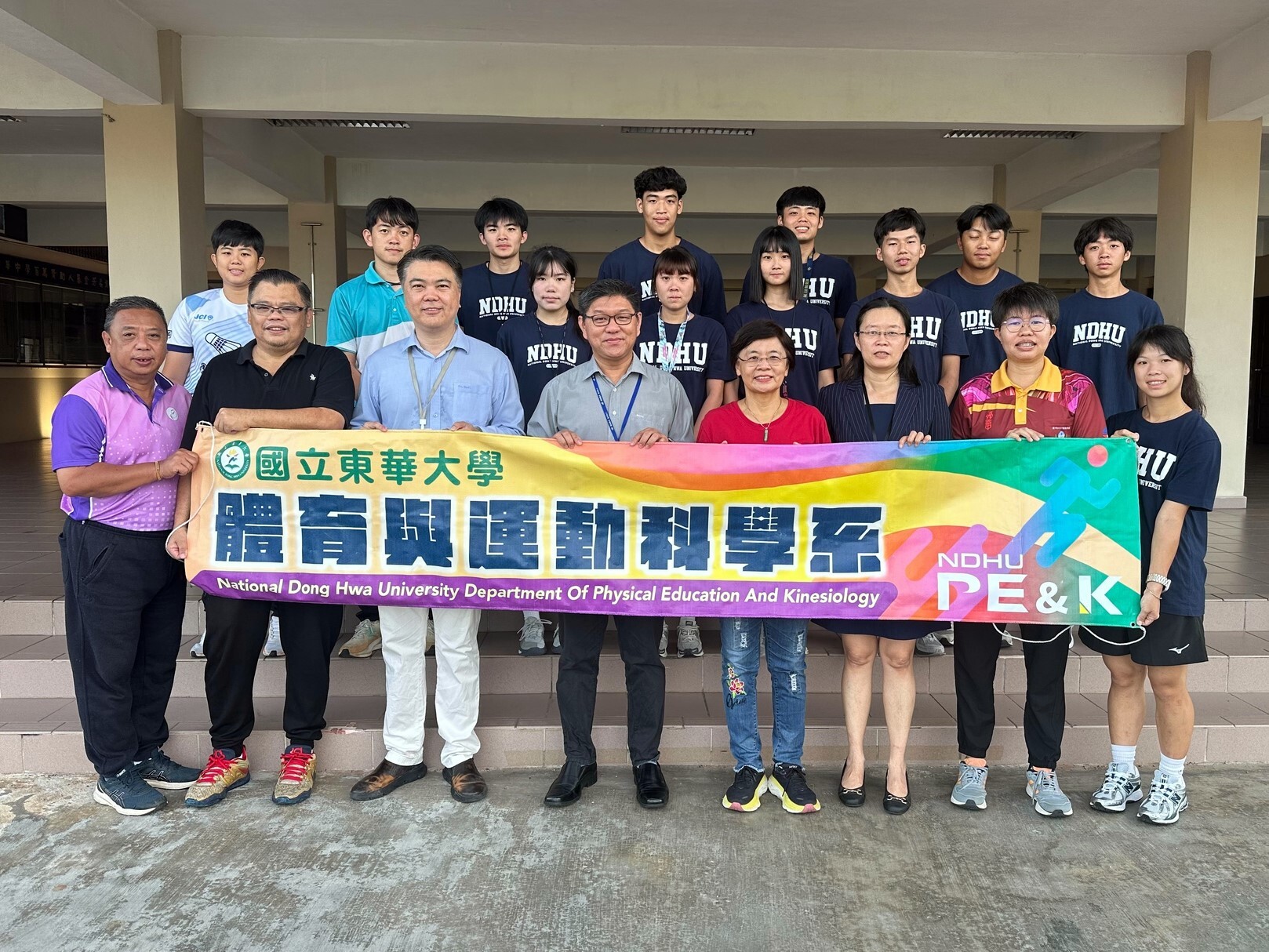 居鑾中學賴俊雄校長暨副校長、體育處全體教師與國立東華大學體育與運動科學系師生團隊大合照