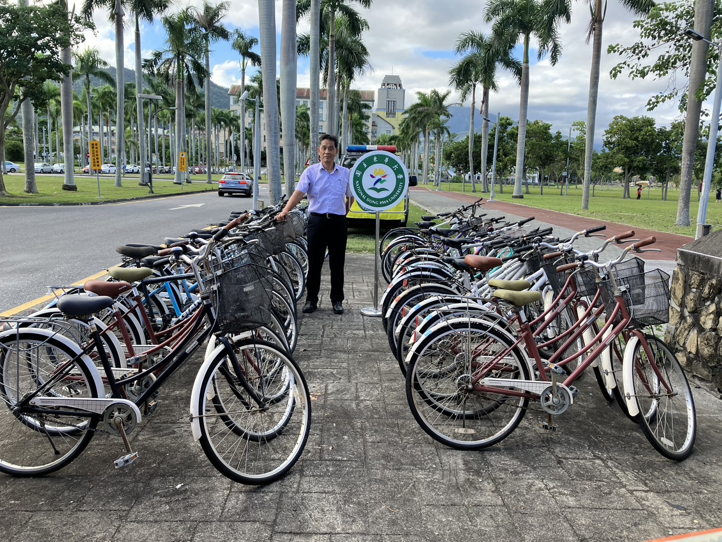 東華大學協力募捐自行車供光復災區義工使用，校長徐輝明代表捐贈