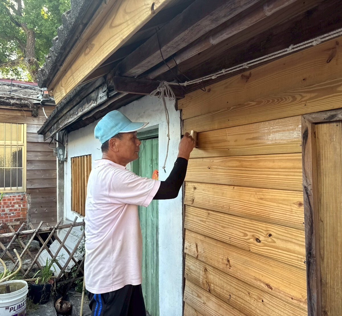 邱文正先生示範雨淋板施作防水工序