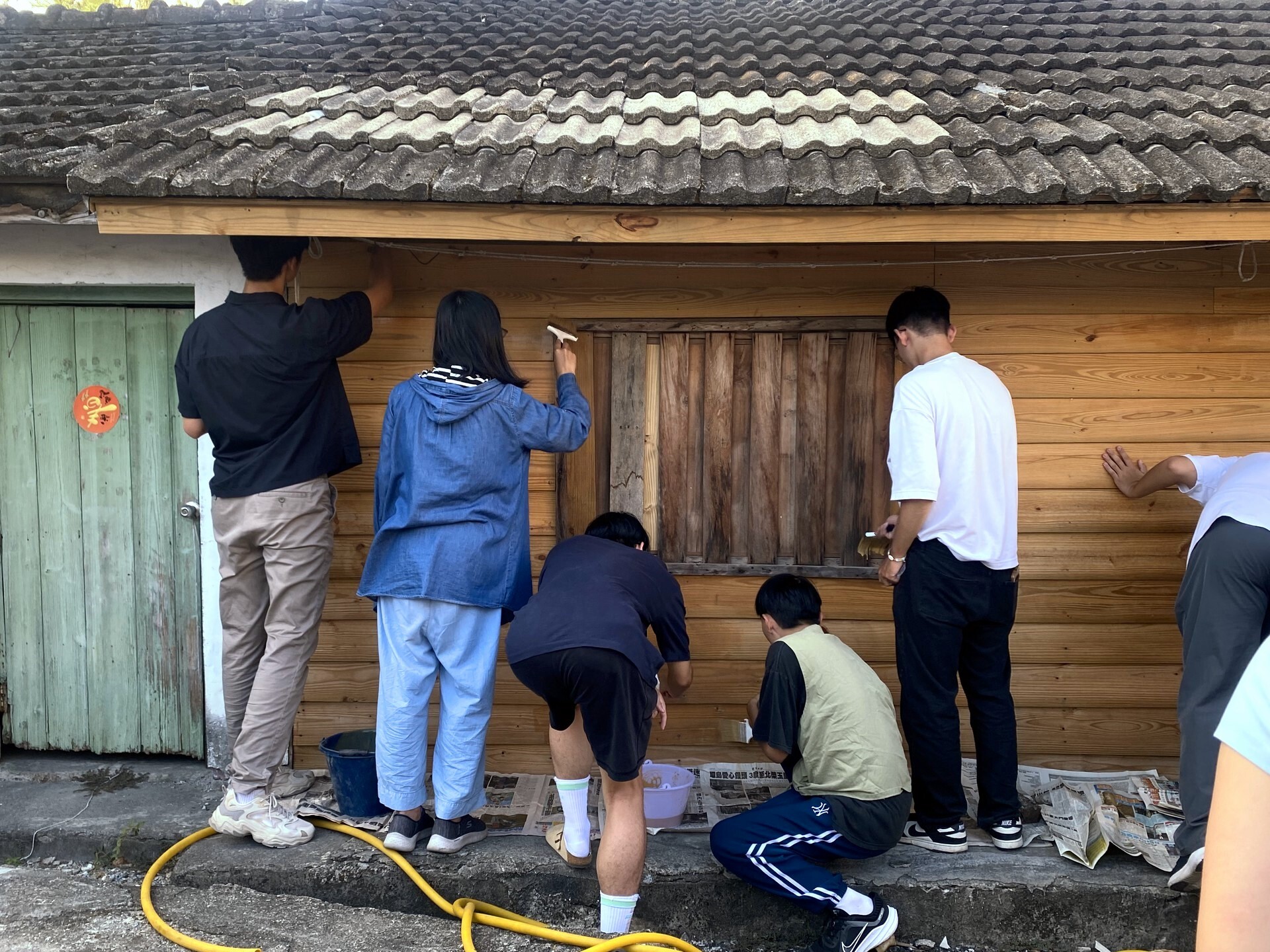 學生分區體驗雨淋板防水施工方式