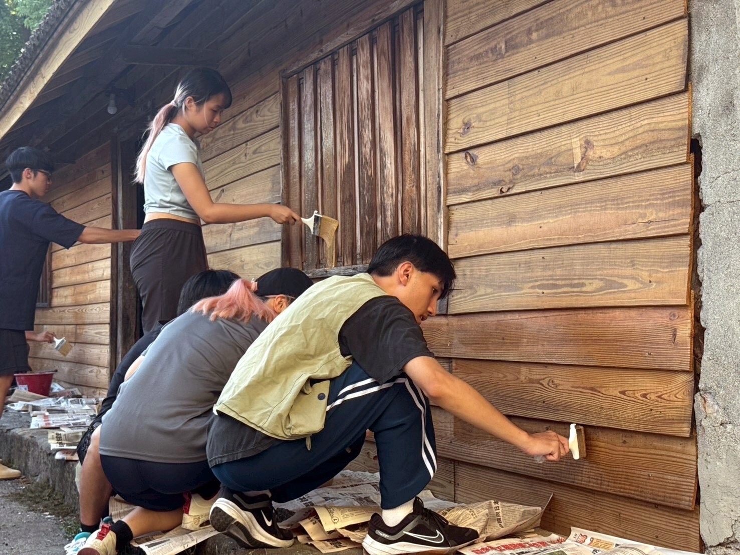 學生認真上漆,不放過任何一個角落