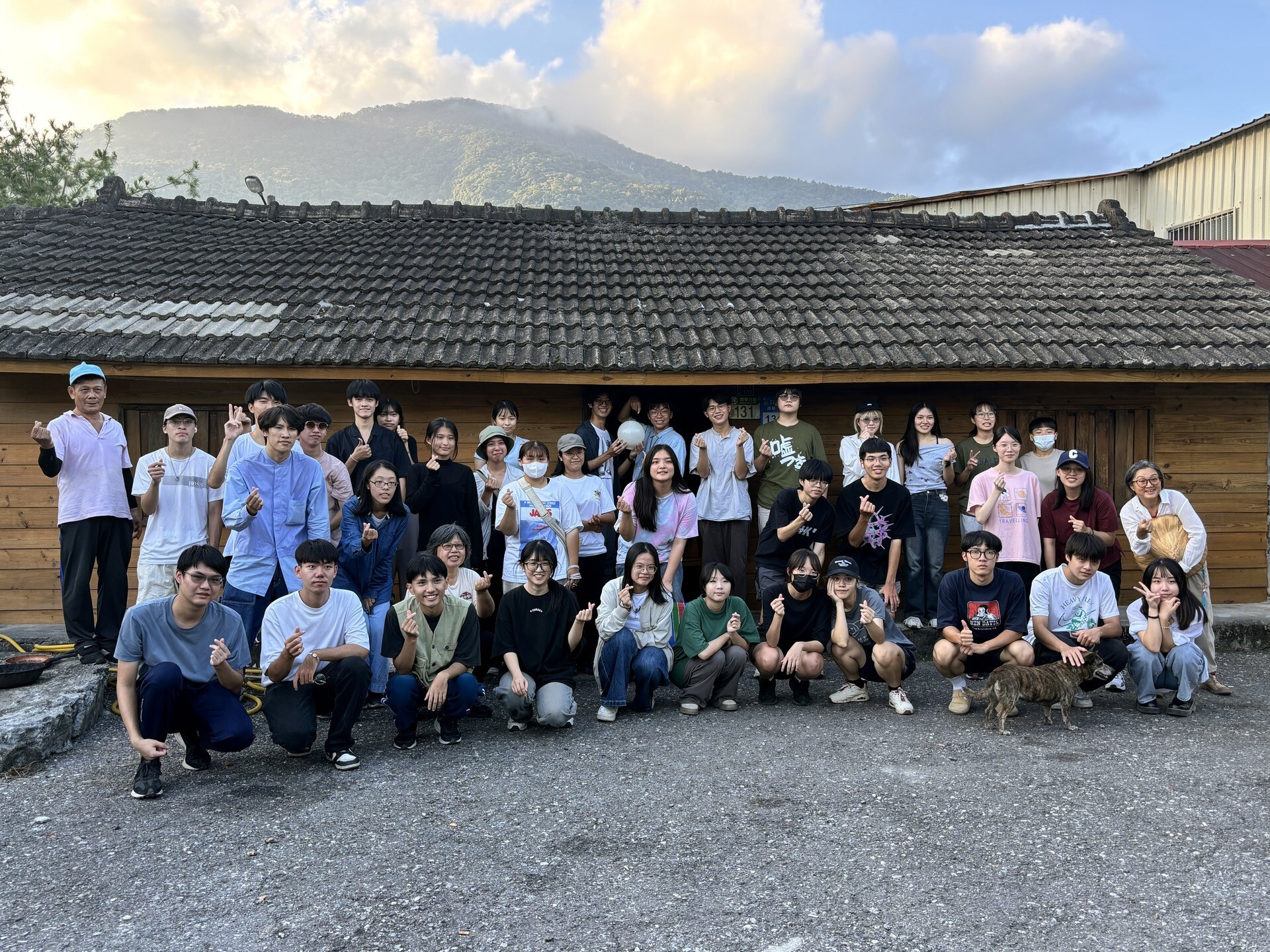 防水工程完成,在老木屋前大合照