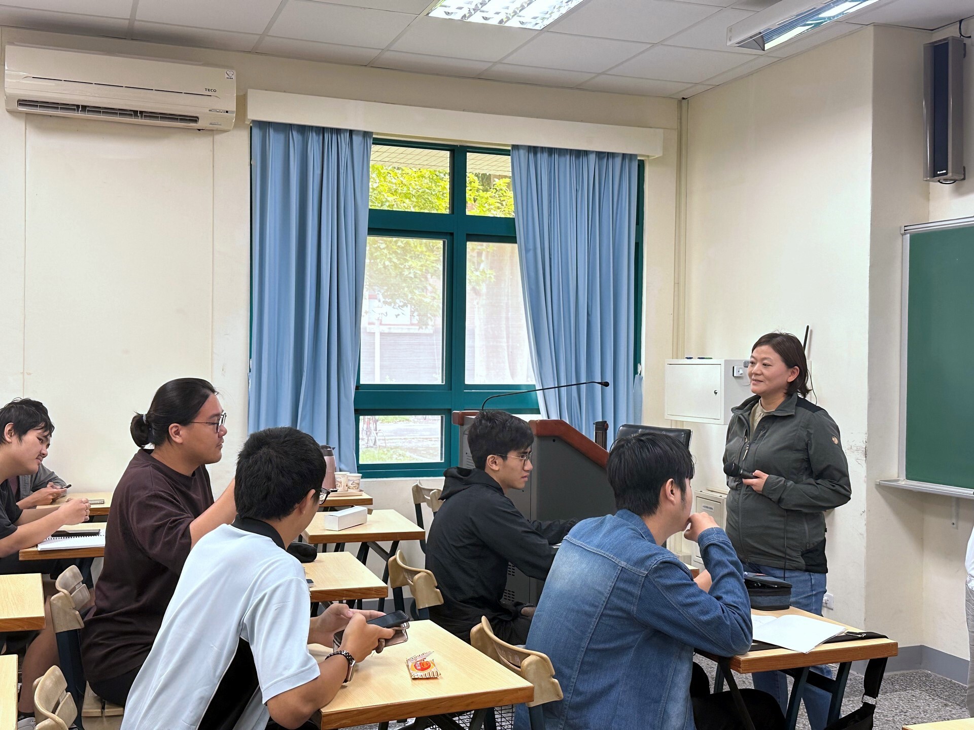 葉韋君博士與在場學生交流