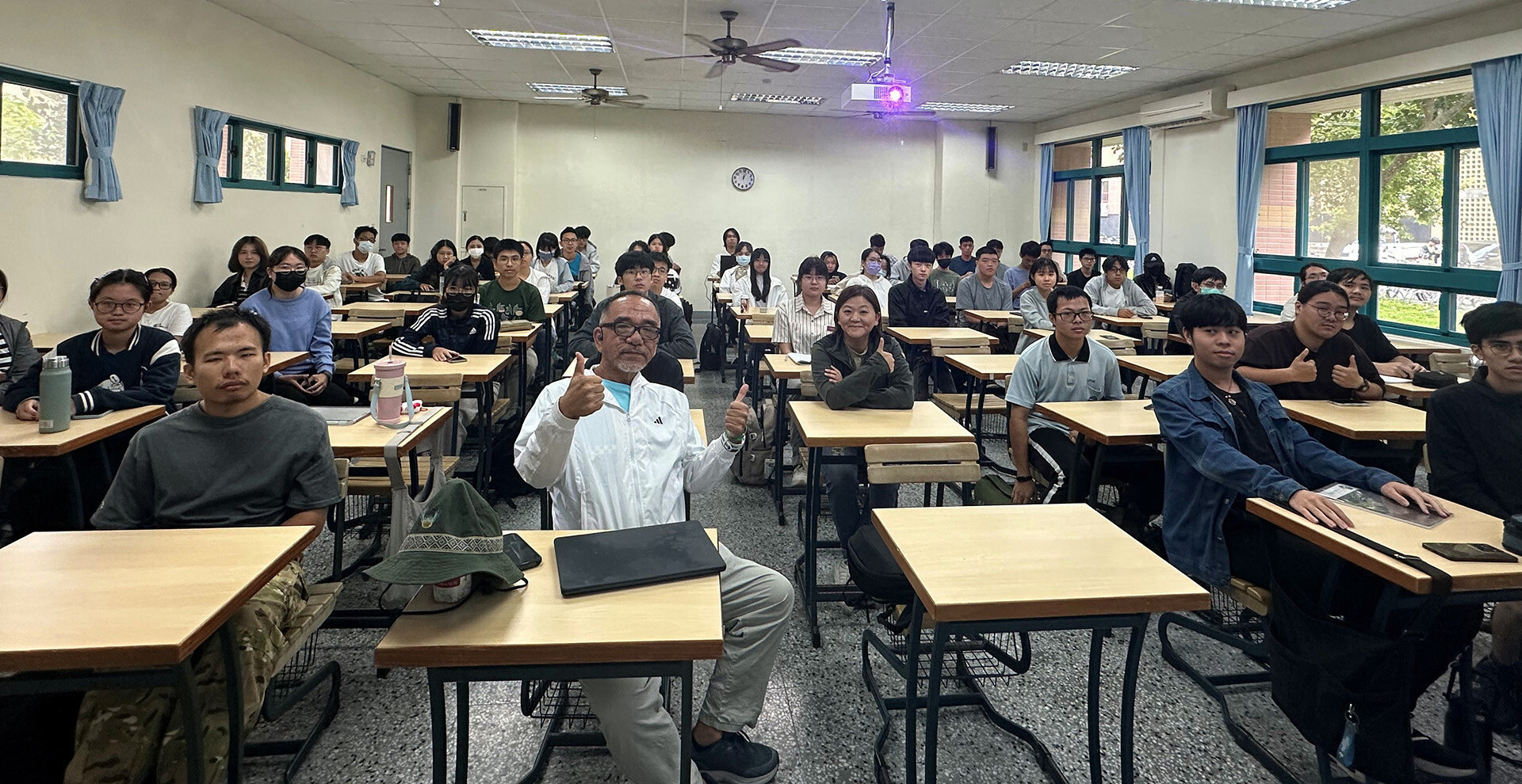 葉韋君博士與人社院師生合影