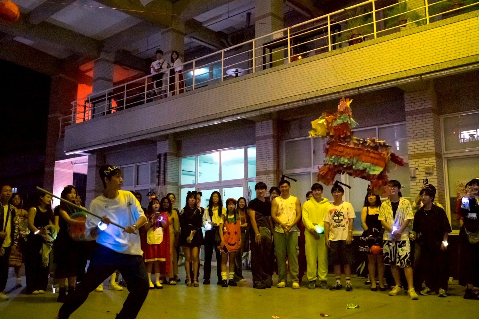 皮納塔開打,現場尖叫與歡笑齊發