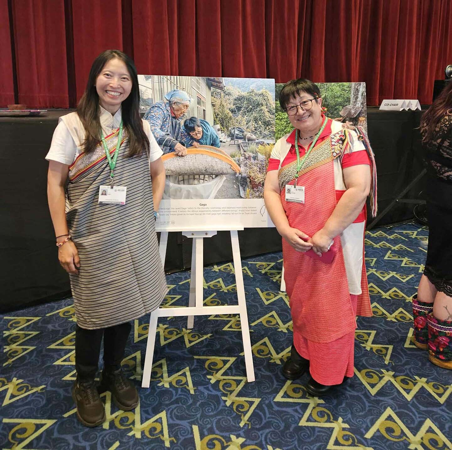 東華大學發社系Wasiq Silan助理教授 與 小米方舟Pagung Tomi 老師於影像敘事展覽會場合影