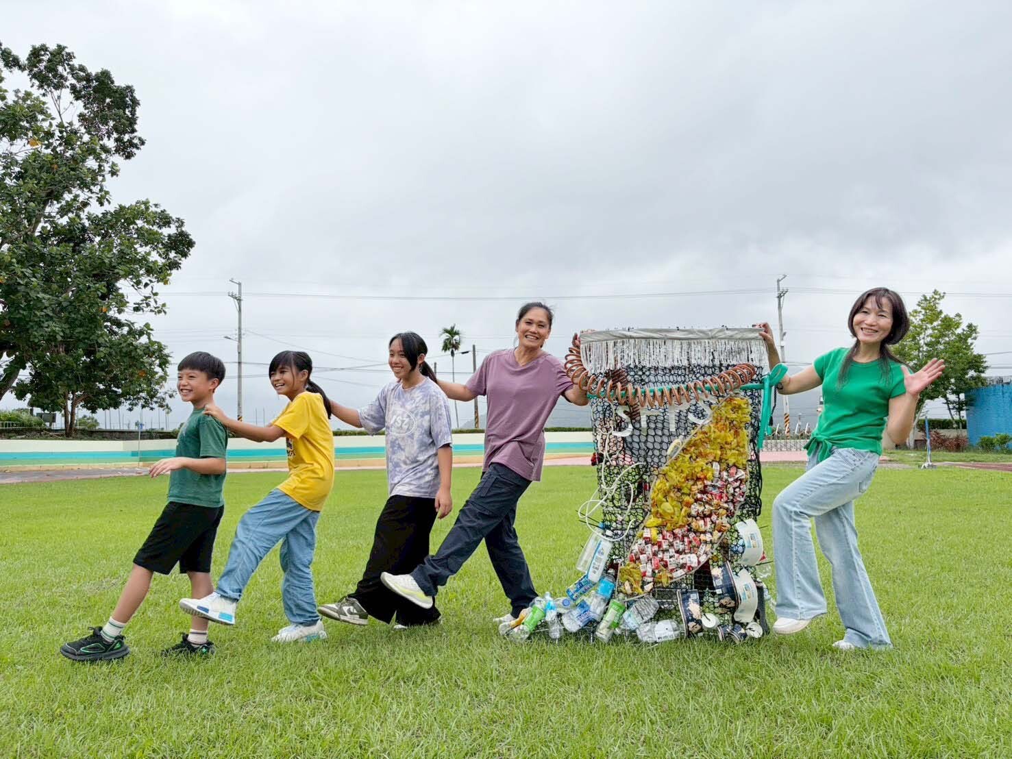 感恩的心:五年級學生作品-雨鞋超人(小朋友照片使用已獲家長授權)