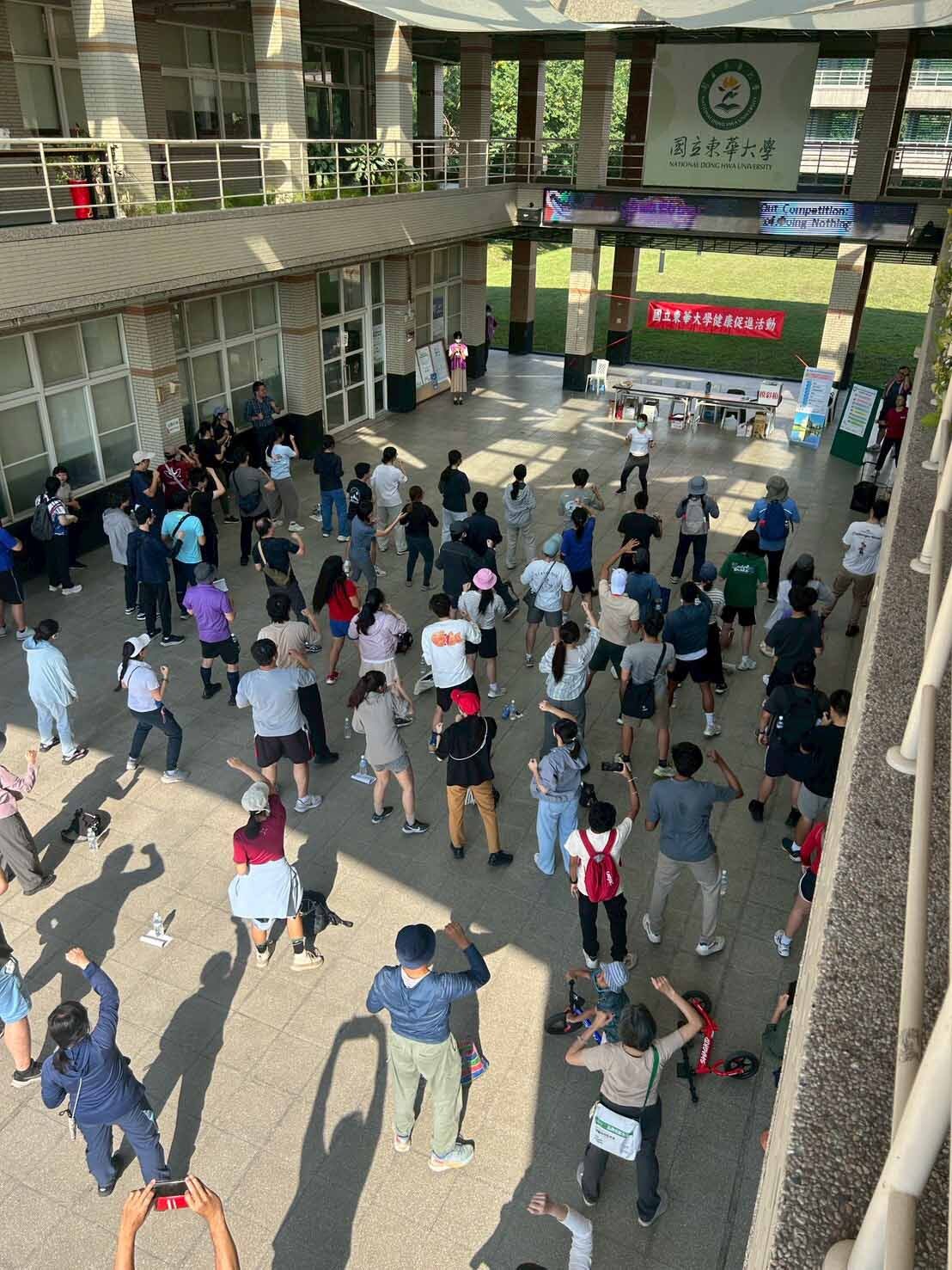 楊曉青護理師出發前暖身操