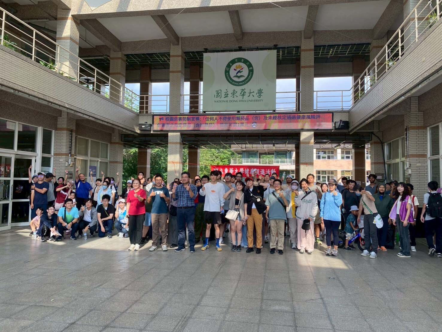 林俊瑩學務長帶領大家一起大合照