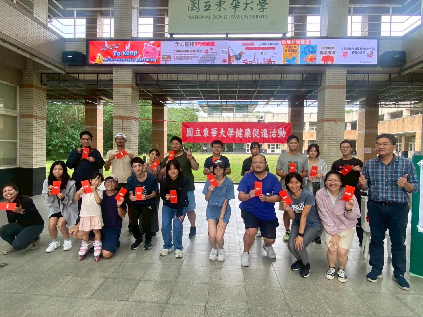 健走活動林俊瑩學務長頒獎學生特別開心