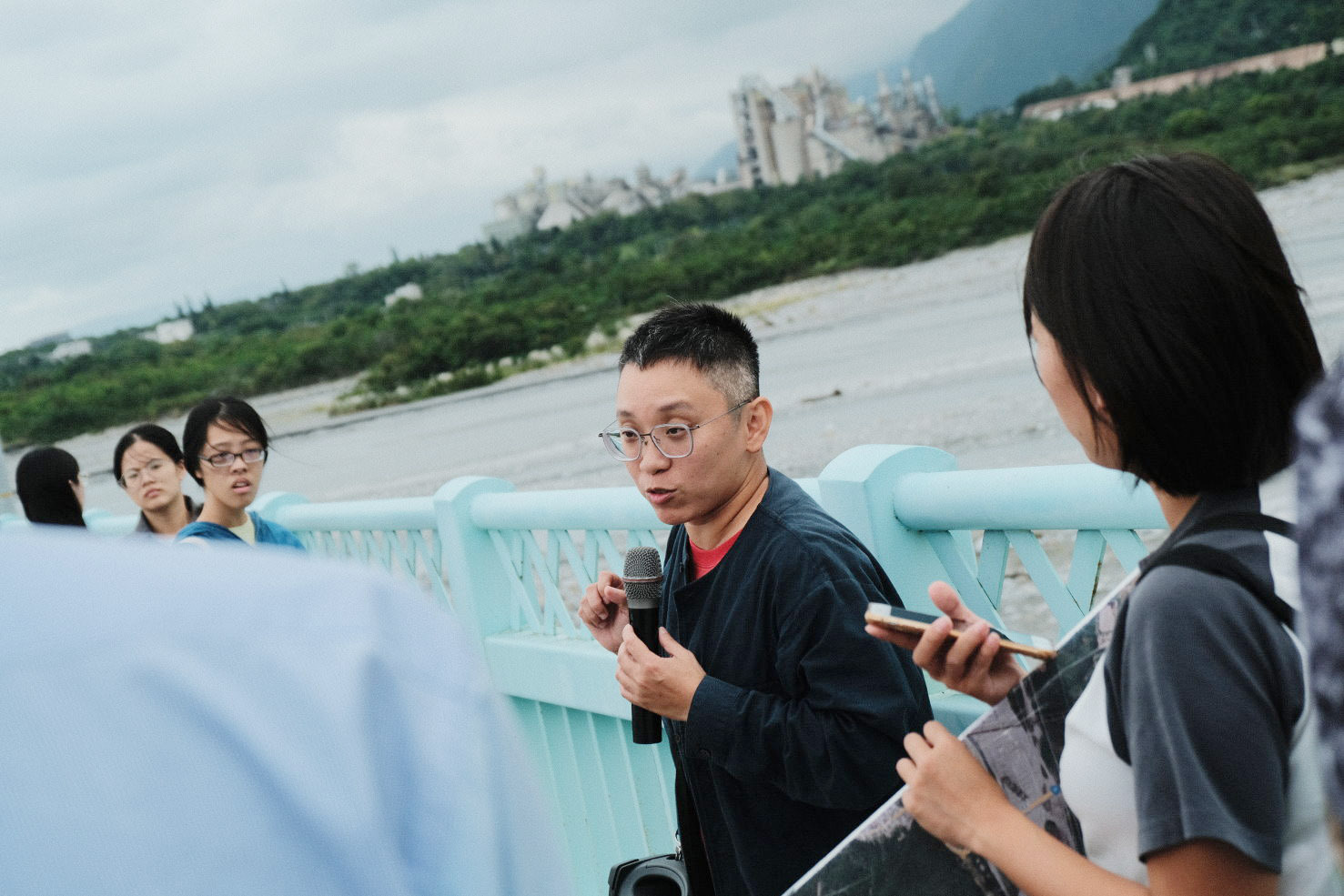 地球公民基金會副執行長黃靖庭於太魯閣大橋上向學生講解亞泥礦區與富世材的地理環境