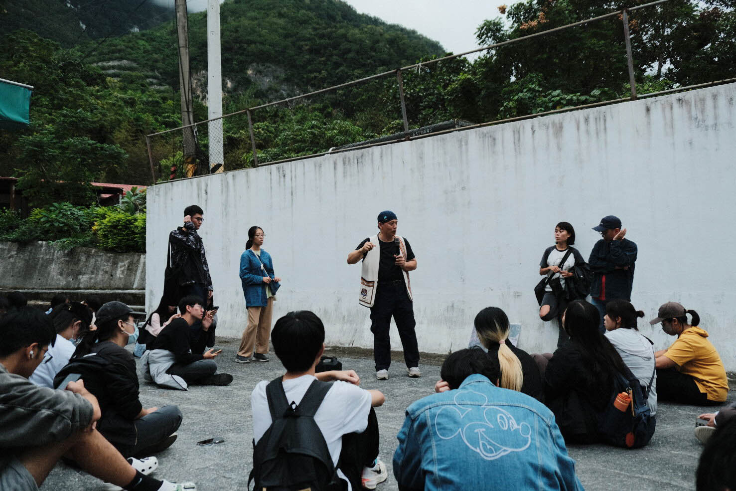 在富世村社區活動中心前,講者回答學生的問題