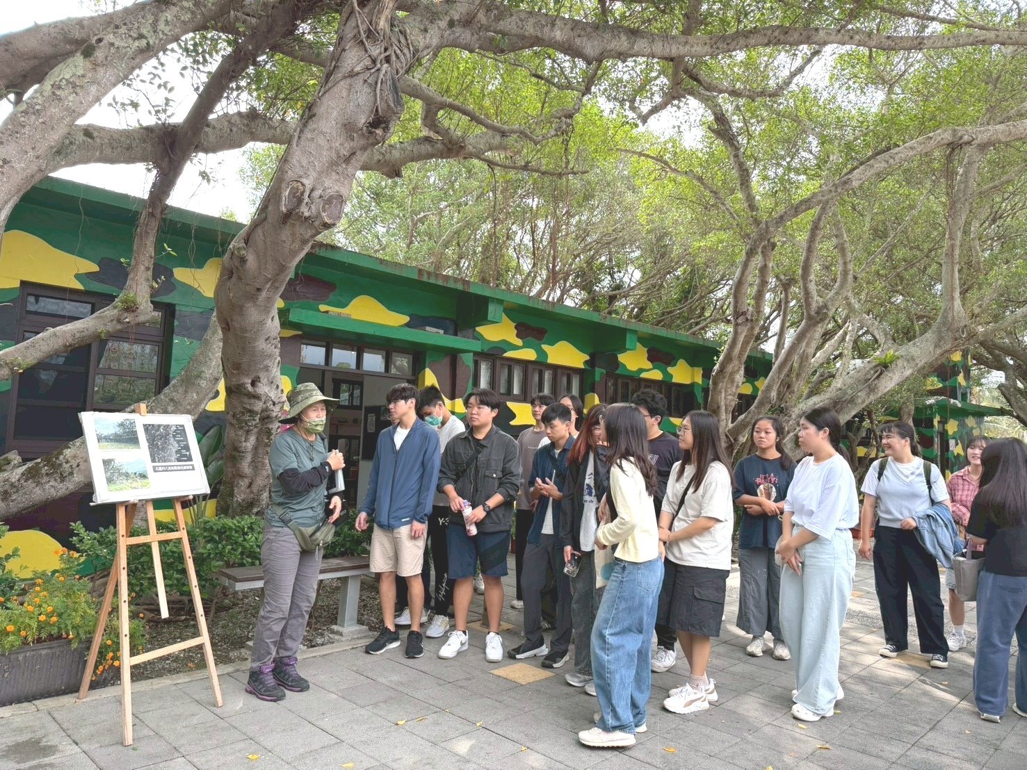 四八坑道導覽人員為學生解說戰備遺址如何轉型