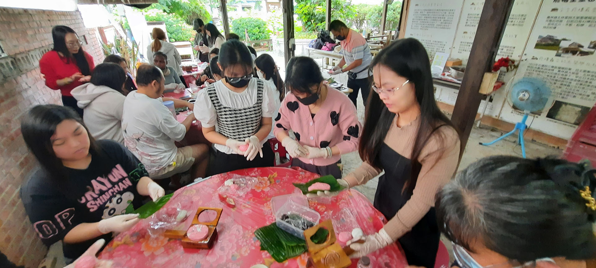 各國學生體驗製作紅龜粿—金(紅粿)、銀(白粿)、銅(紅豆餡)代表喜慶