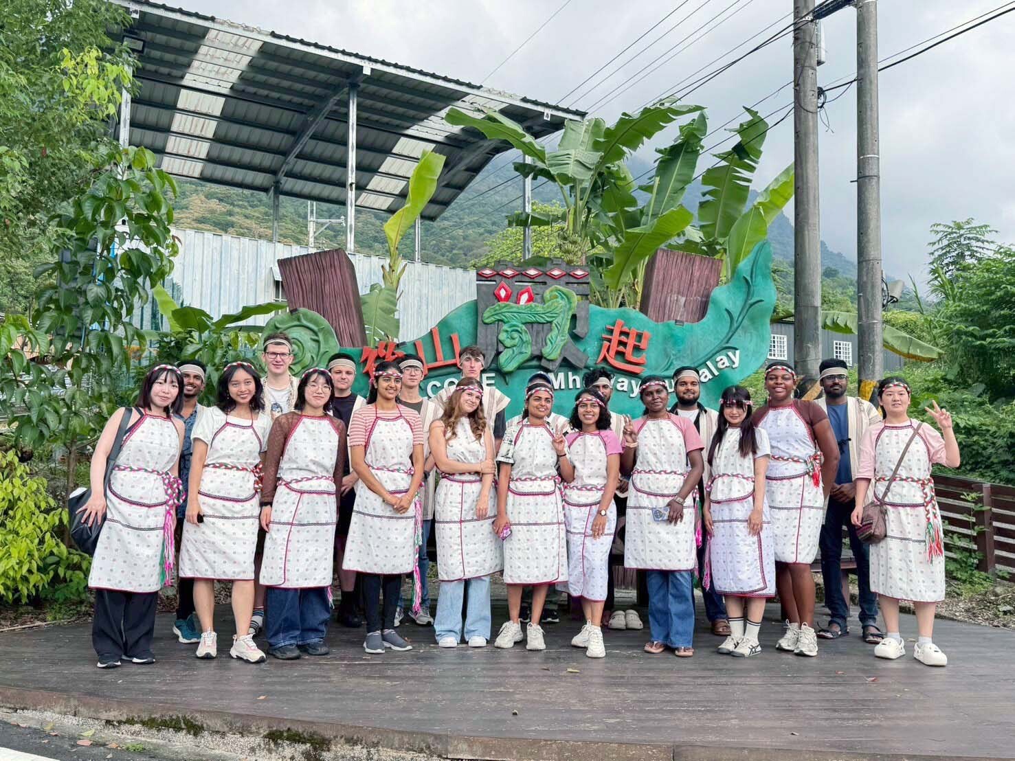 東華大學國際交換生赴後山蕨起體驗太魯閣族文化合影