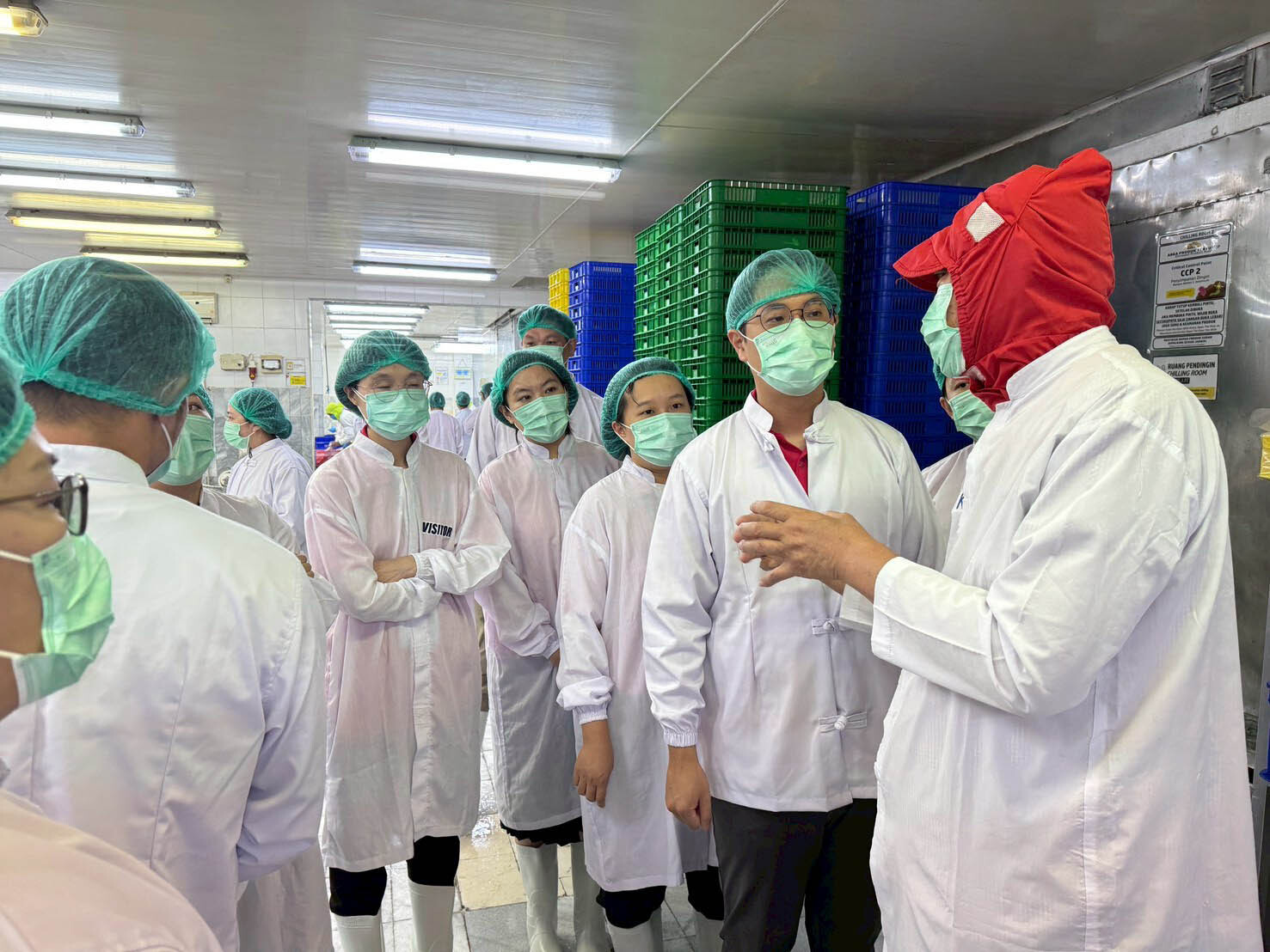 全副武裝進PT. Hatindo Makmur鮪魚加工廠聽柯順榮董事長講解