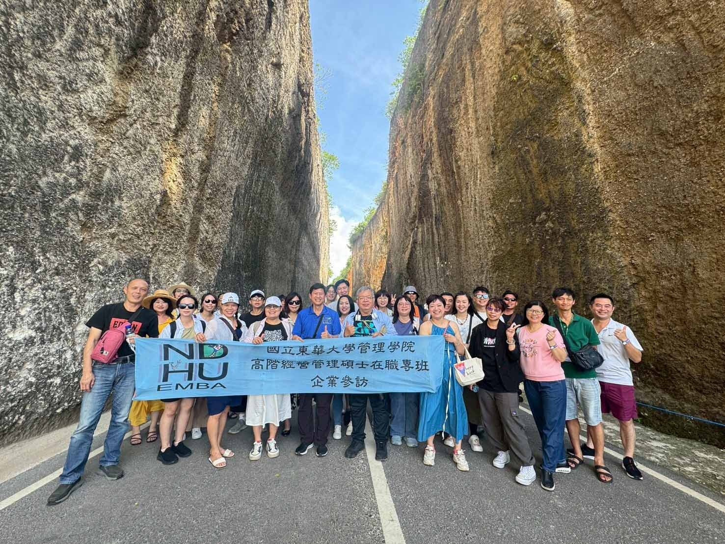 文化參訪-懸崖公路合影