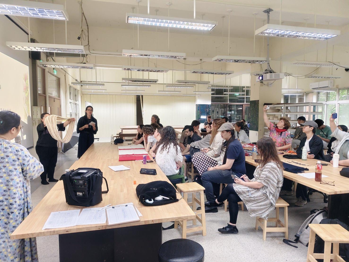 本校學生分享織布作品,澳洲昆士蘭科技大學學生熱情回饋