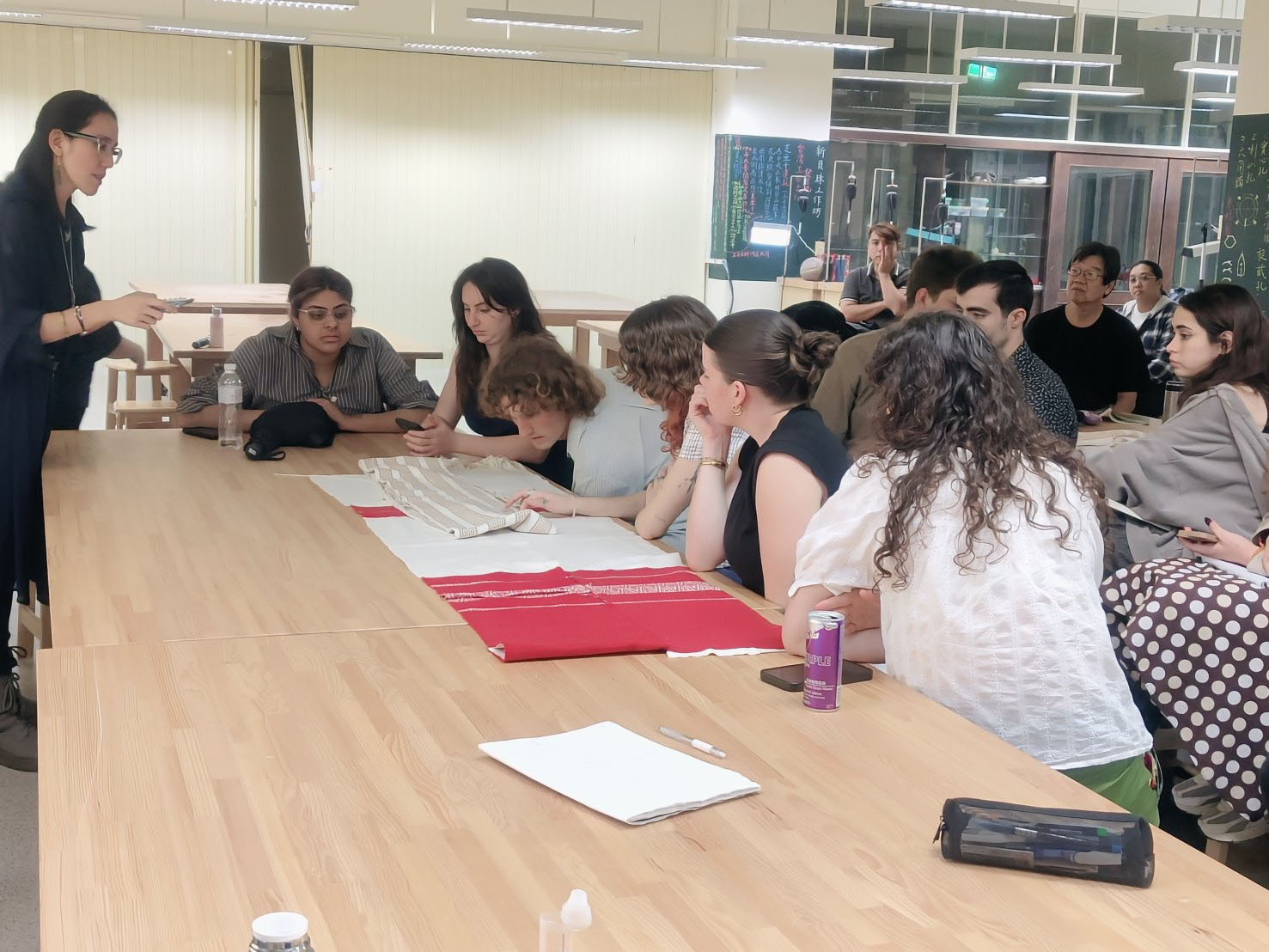 澳洲昆士蘭科技大學學生仔細觀賞泰雅族傳統織布工藝