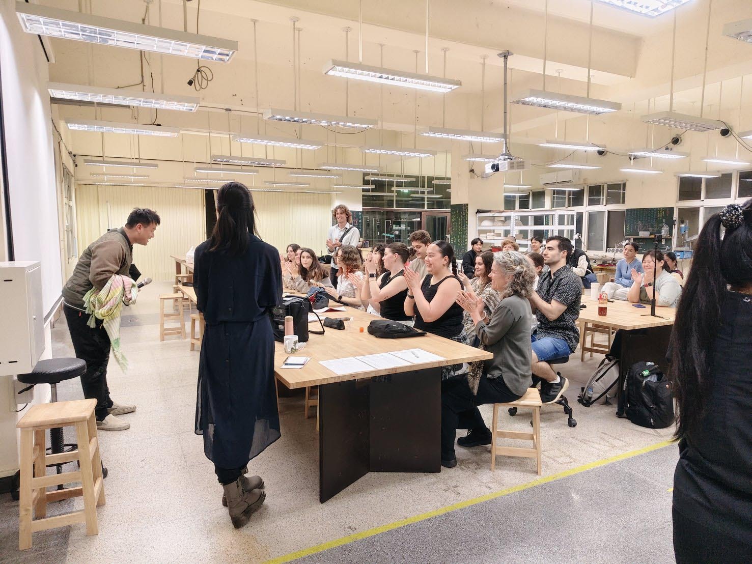 本校學生分享織布作品,澳洲昆士蘭科技大學學生給予熱情回饋