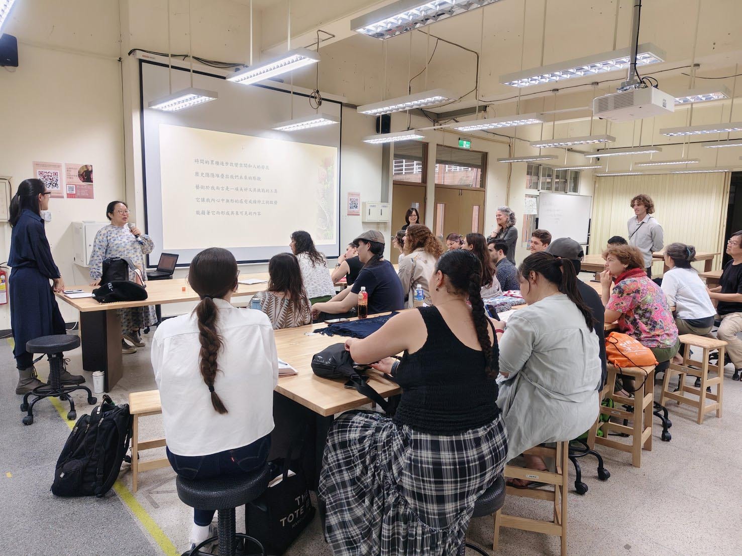 本校學生與澳洲昆士蘭科技大學學生一同參與課程講座