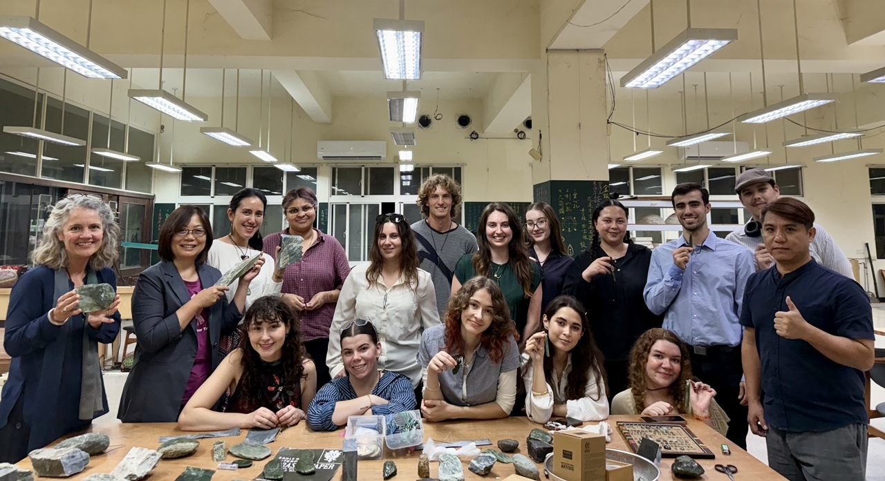 澳洲昆士蘭科技大學學生學習臺灣玉的加工製作課程