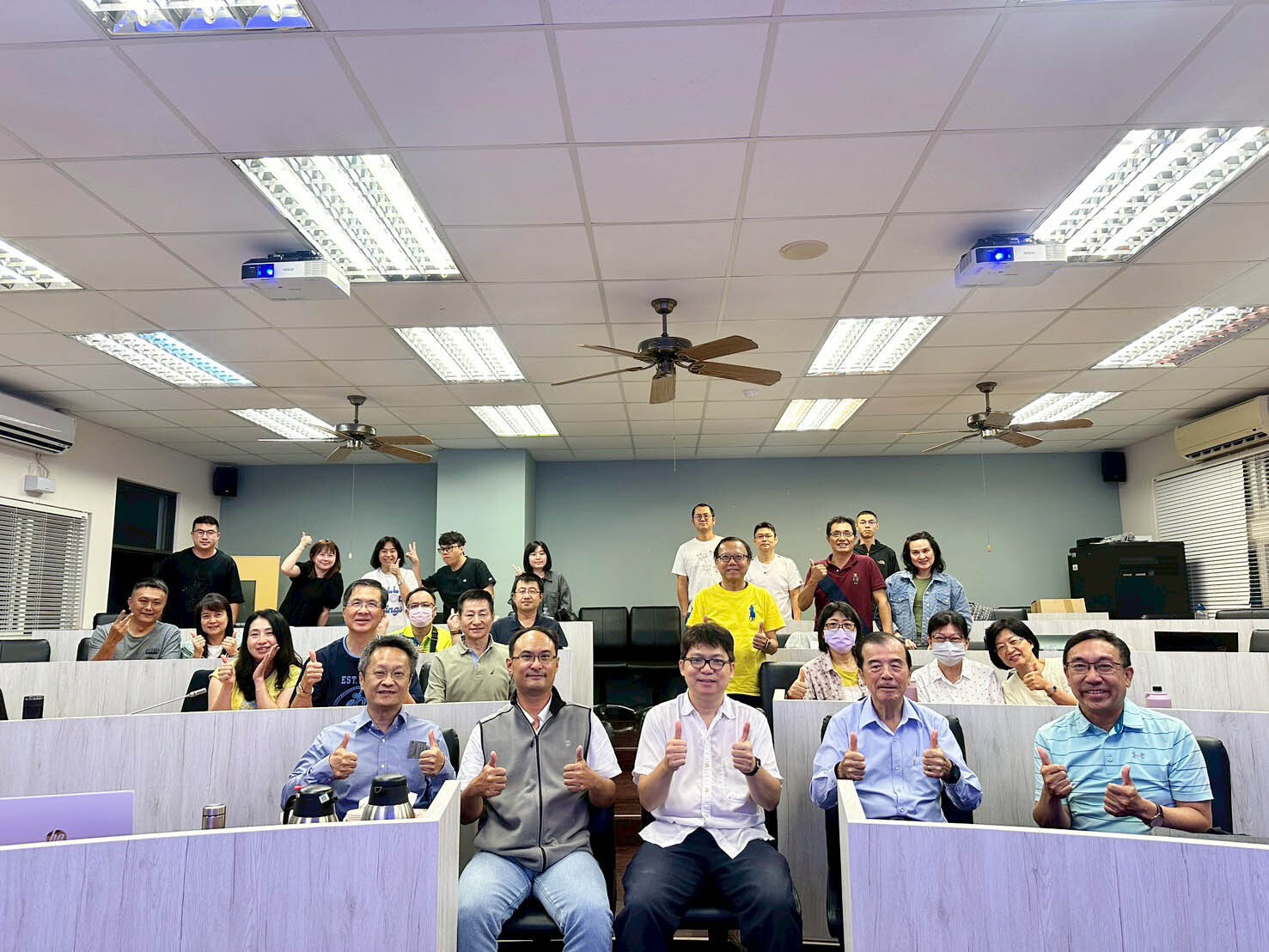 花蓮一信理事主席吳東明帶領同仁們參與課程
