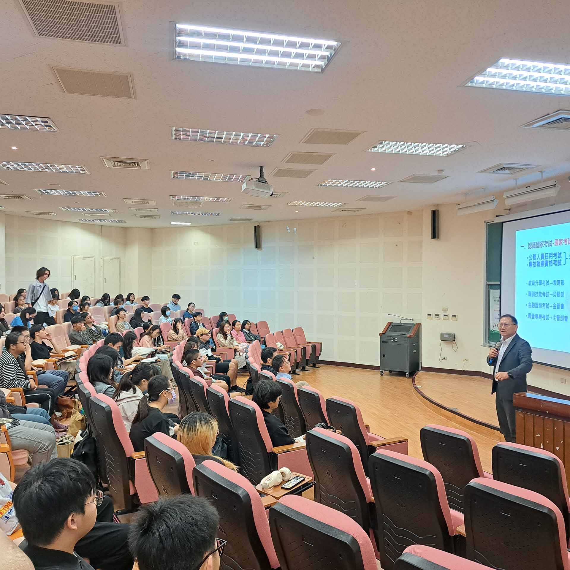 董鴻宗主任秘書為東華學子精闢解說國家考試