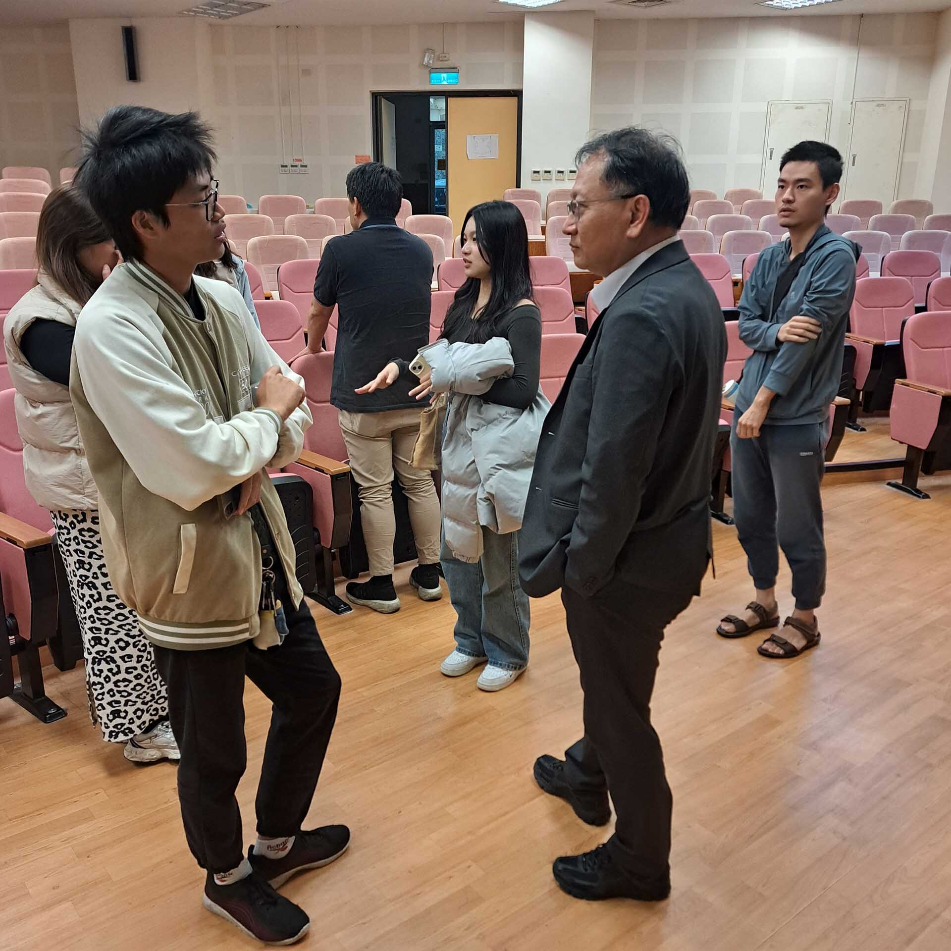 學生課後諮詢國考事宜