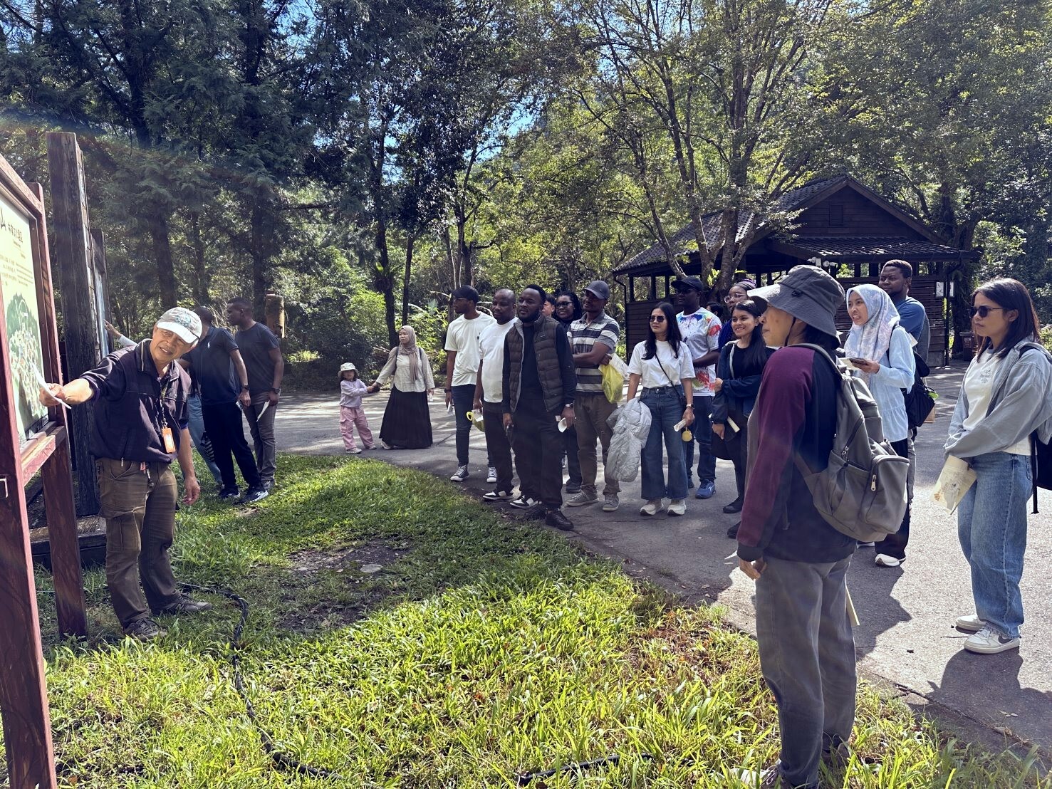 戴文德老師於林田山林業園區指示牌進行解說