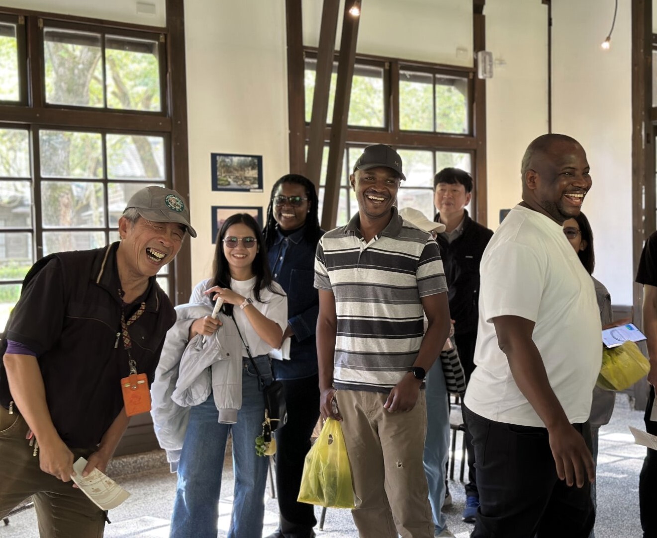 師生於林田山林業園區指示牌聽取解說