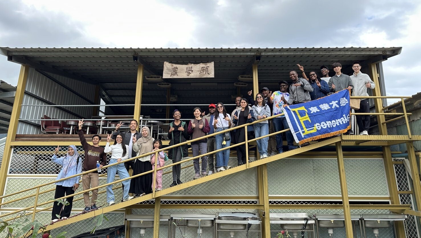 經濟學系師生於五味屋合影