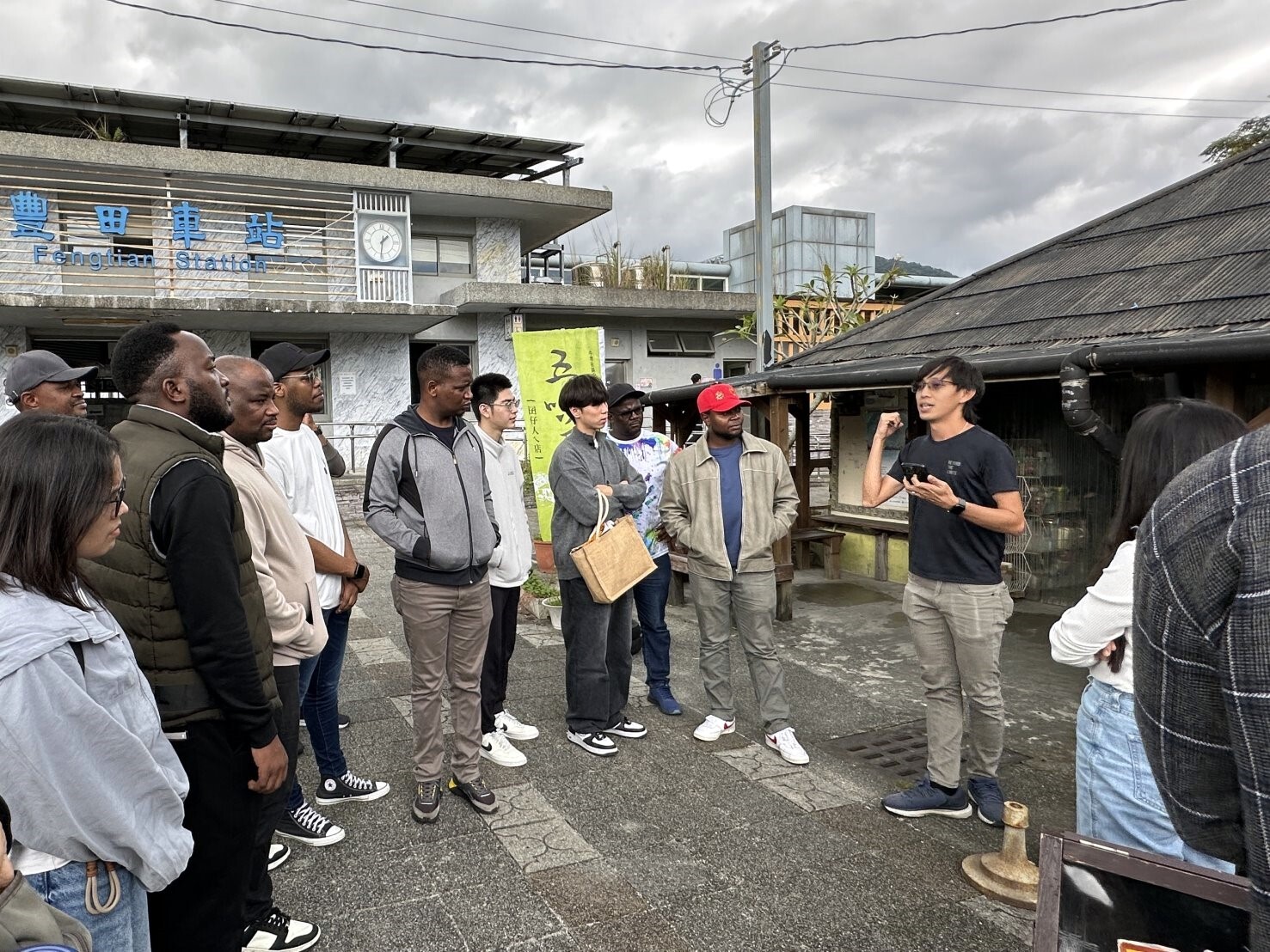 經濟學系師生於五味屋聽取工作人員導覽解說