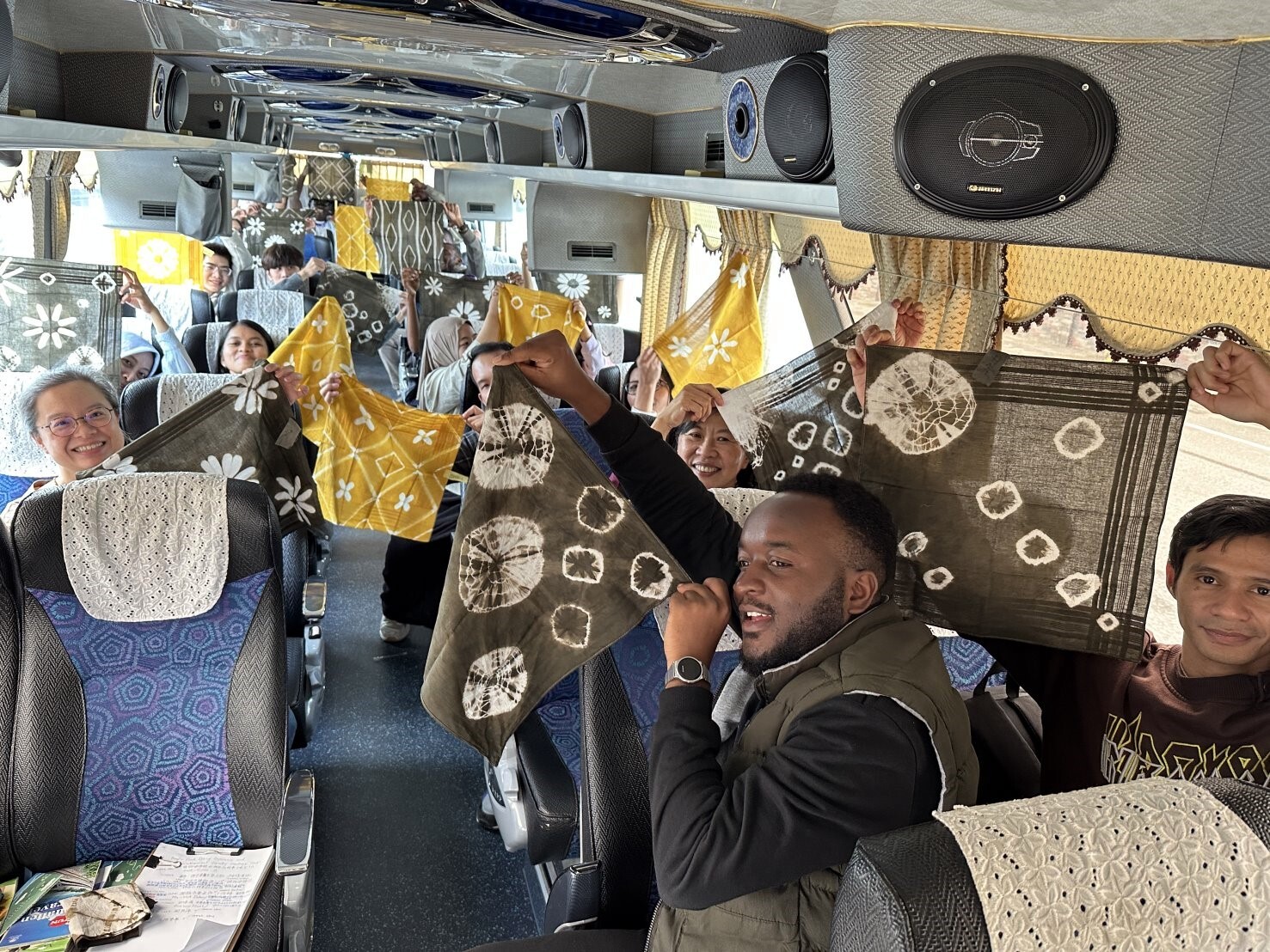 經濟學系師生與染製手巾合影