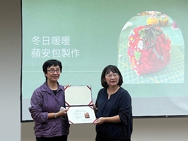 黃琡雅主任與鍾宜瑄老師合影並頒發感謝狀