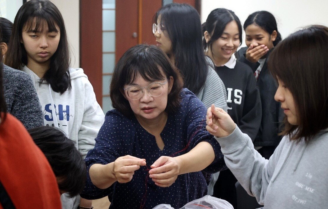 鍾宜瑄老師熱忱指導學生的用心表情