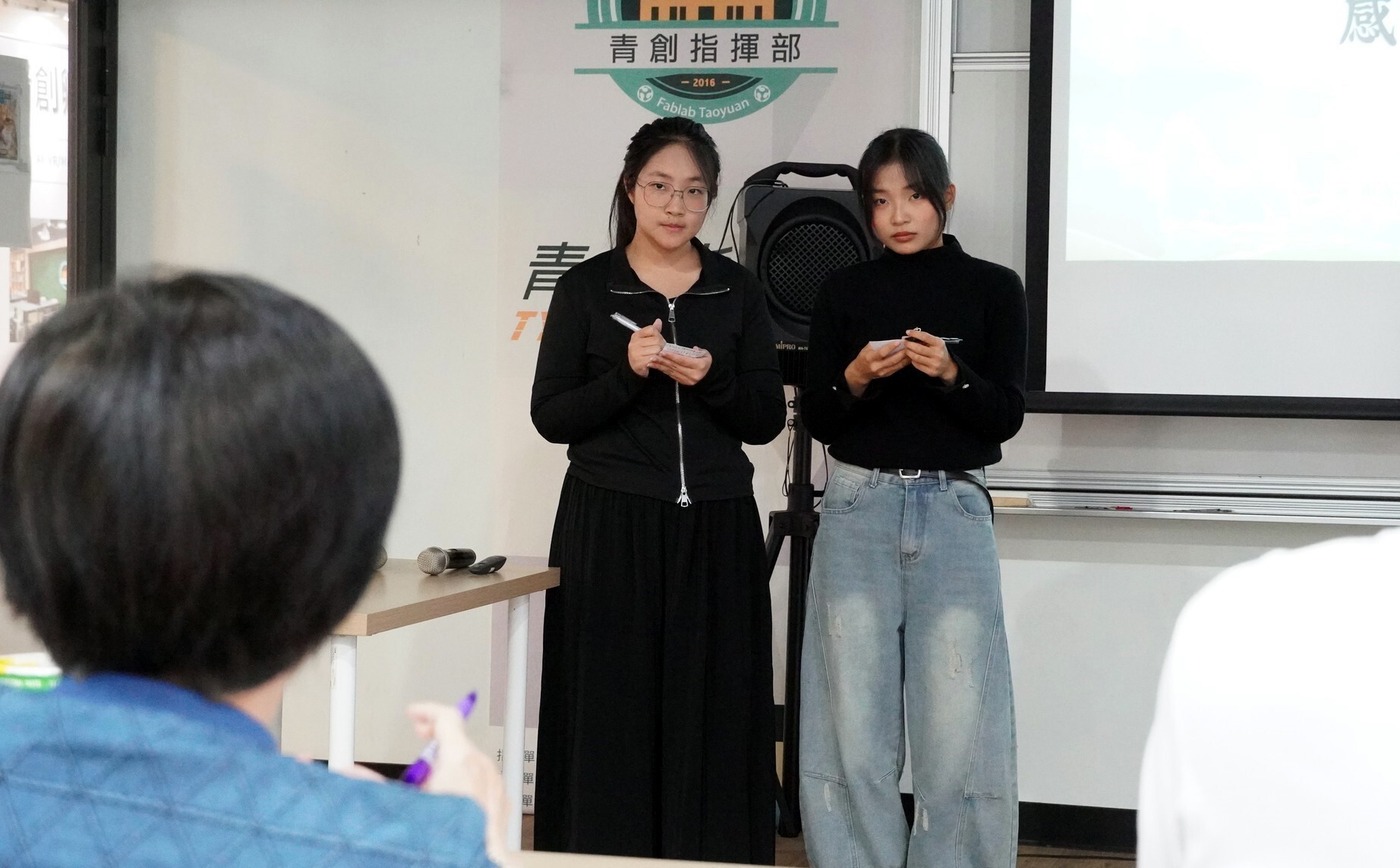國立東華大學觀遊系「攻心計」團隊簡報後仔細紀錄評審提問與建議,持續精進智慧旅遊服務構想