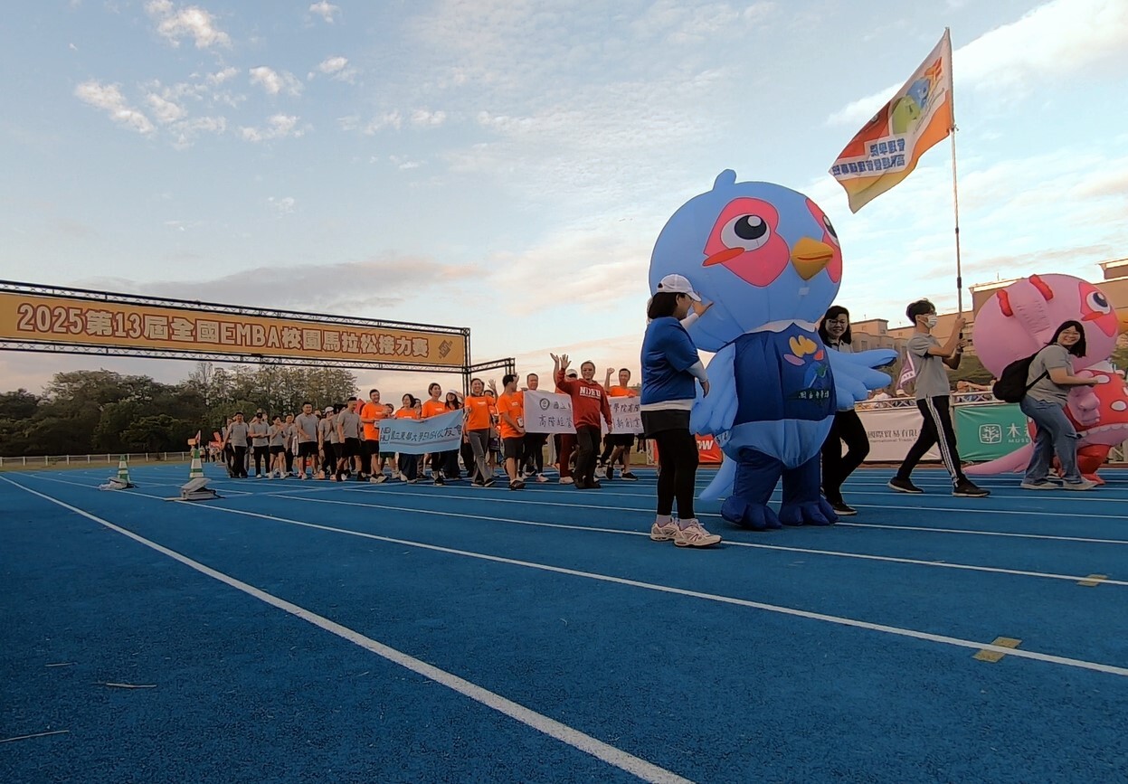 東華EMBA選手進場,為賽事揭開序幕