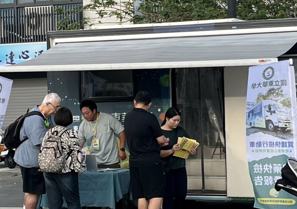 質譜行動車技術師向民眾介紹質譜快篩檢驗流程