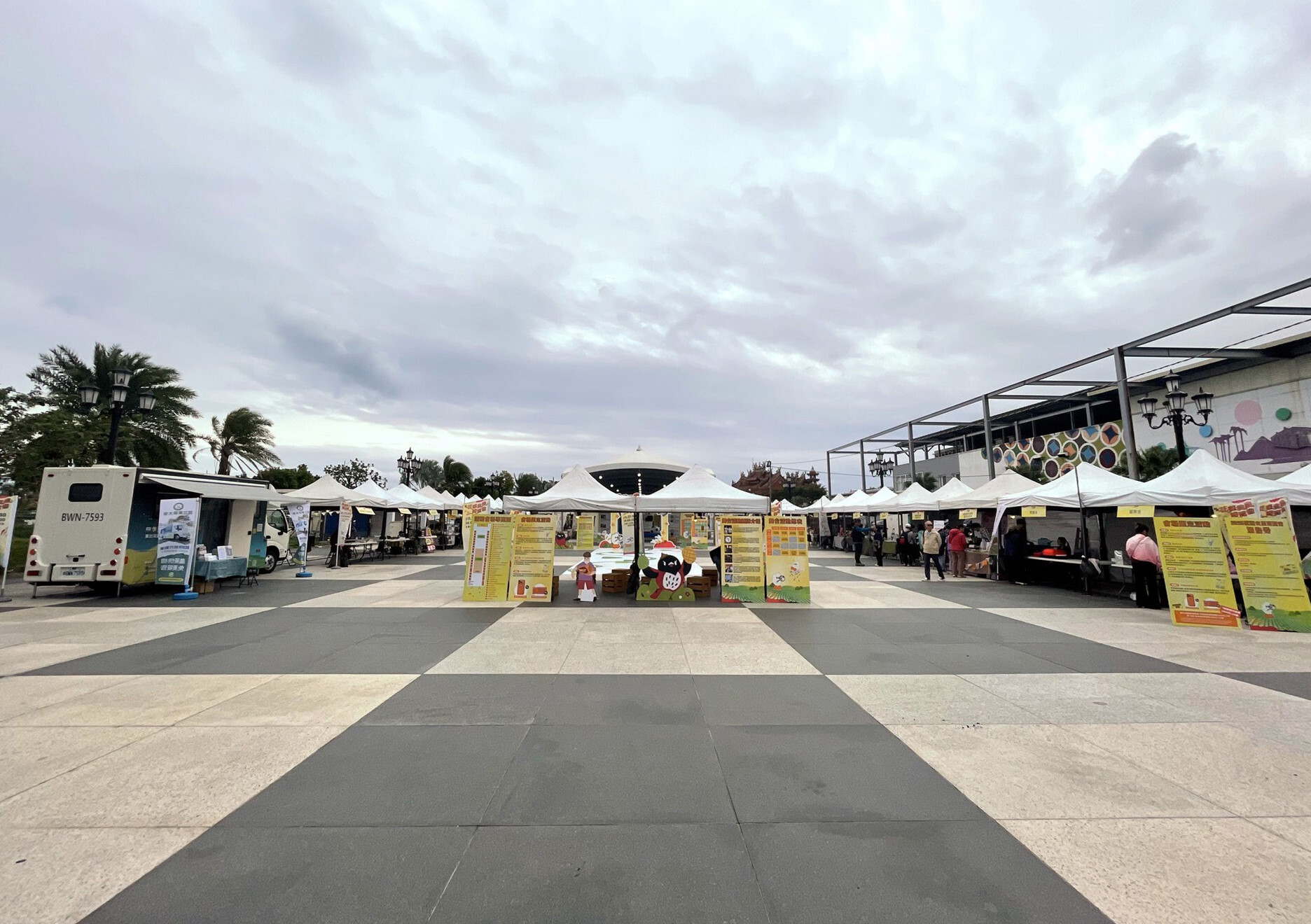 質譜行動車駐點於食農博覽會會場為民眾提供便捷農藥殘留快篩檢驗服務