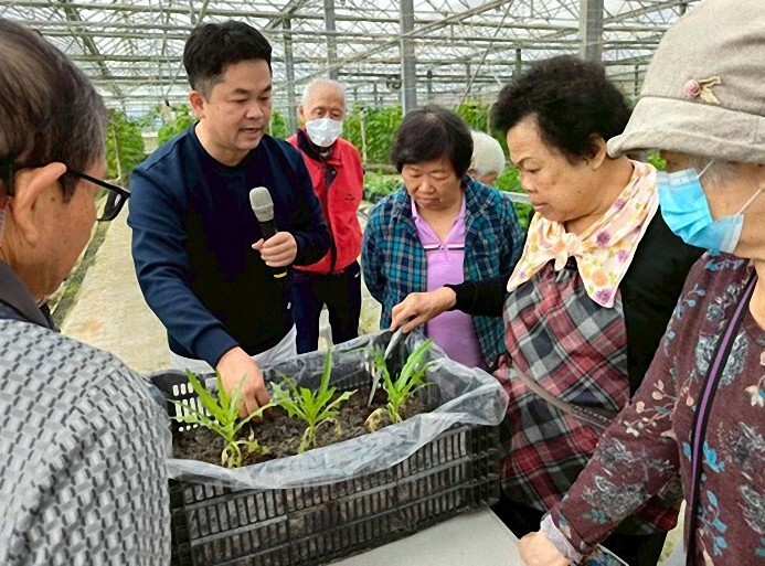 東華社會責任行動中心白益豪教授分享光復鄉災後淤泥的轉化再生案例(東華大學能源科技中心提供)