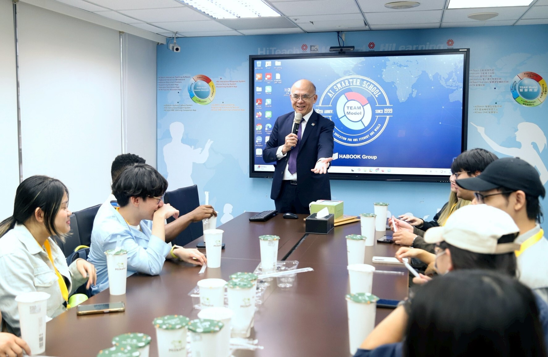 吳權威董事長導覽「HiTeach 智慧教學系統」