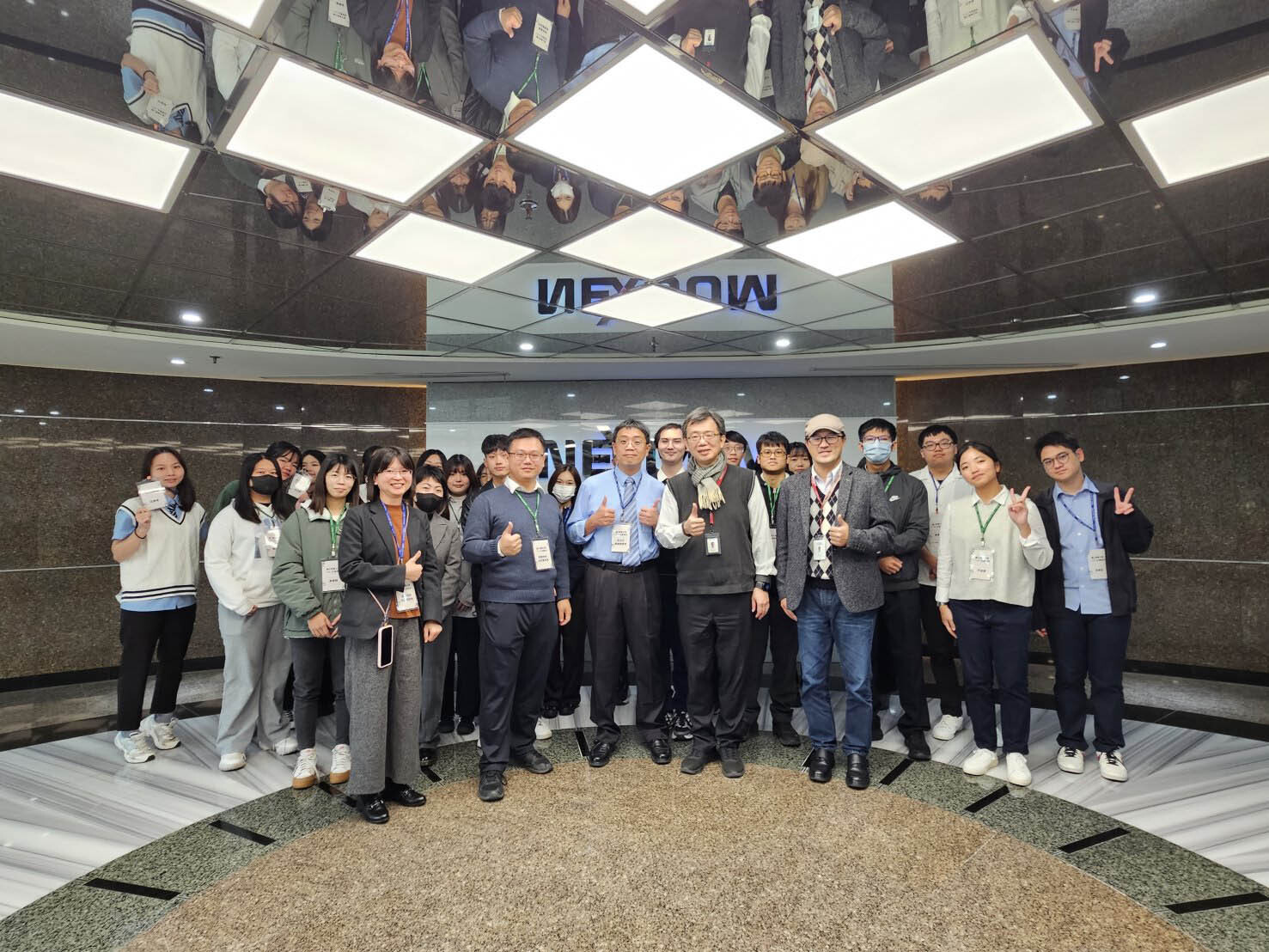 企管系師生在新漢科技大廳與陳柏旭副總經理留影紀念